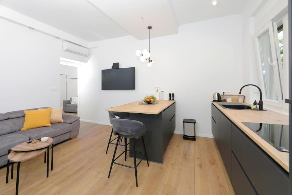 Tata Apartment Split Exterior photo